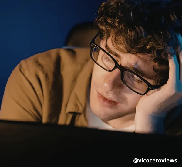 + café al lado vs otra imagen contrastante de alguien activo (gym, caminando, energía).